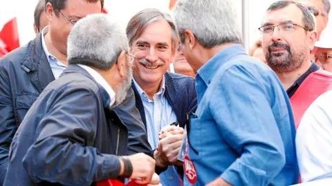 Cándido Méndez saluda a Valeriano Gómez, ayer en Madrid
