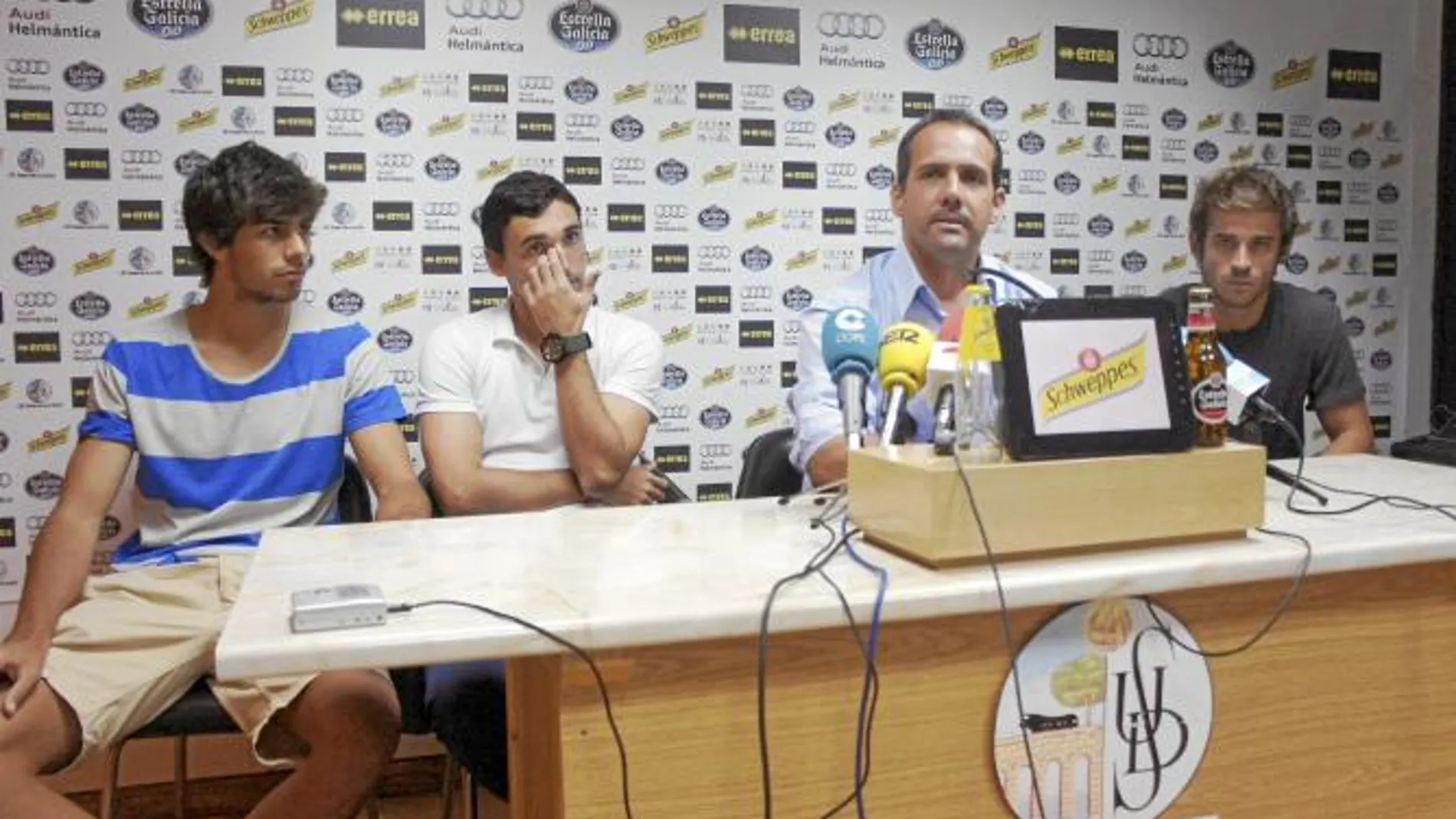 El entrenador de la Unión, Gorka Etxeberria, junto a varios jugadores, en una pasada rueda de prensa