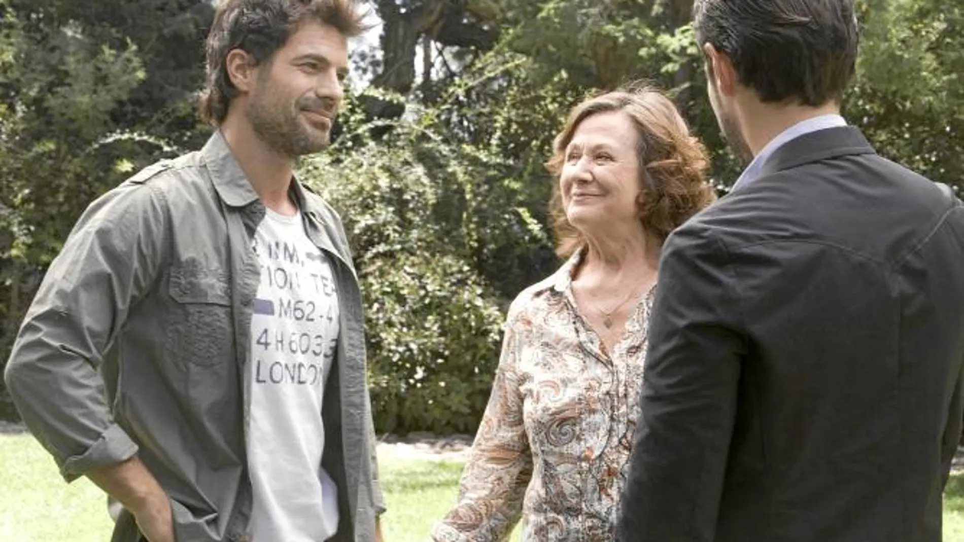El actor Rodolfo Sancho junto a su madre en la ficción, Julieta Serrano, en una escena de la serie