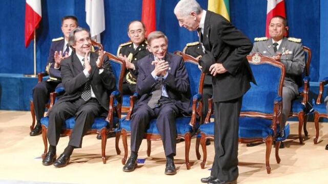 Muti y Bill Drayton aplauden sonrientes a Leonard Cohen