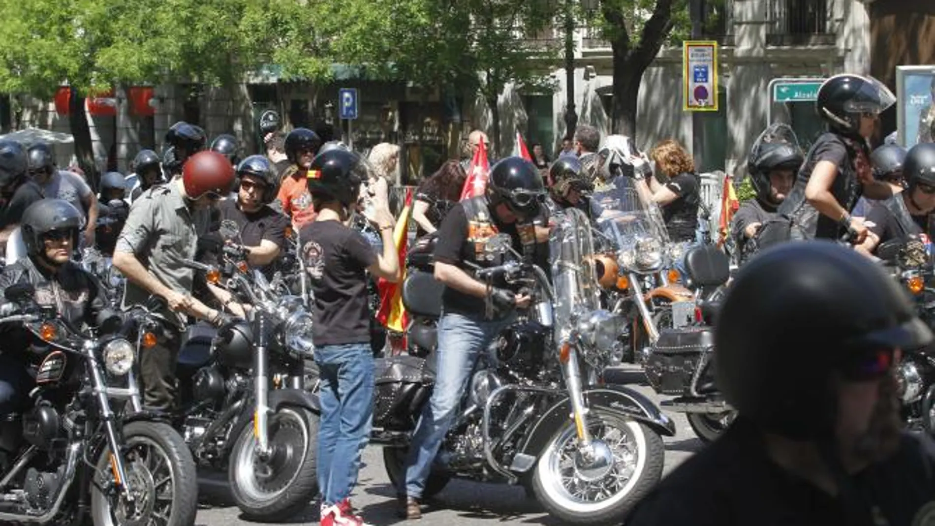 Centenares de Harley-Davidson desfilan por las calles de Madrid