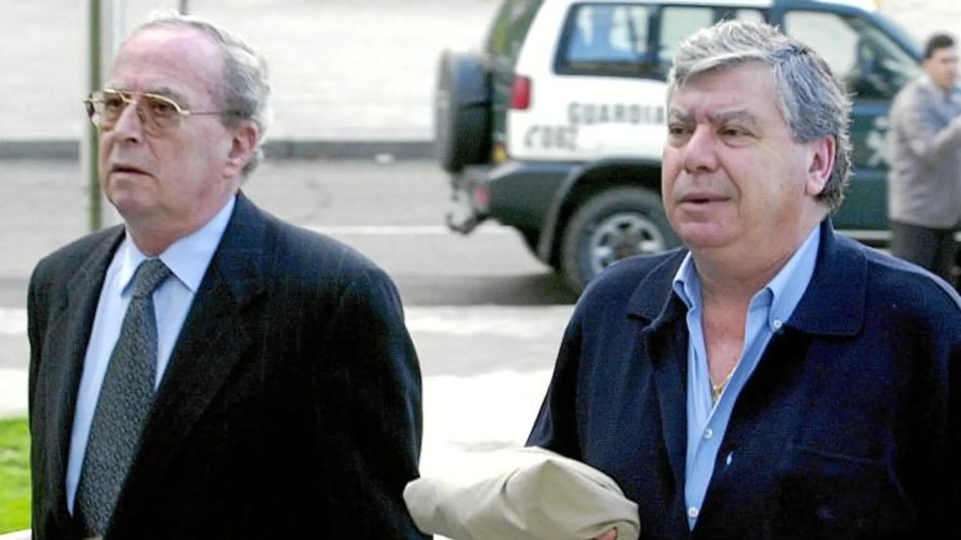 El ex ministro de Interior José Luis Corcuera (izq.) ha sido condenado por una falta contra el orden público al increpar a varios policías locales