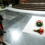 Unos niños observan la tumba de Franco