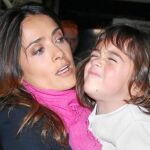 Salma Hayek junto a su hija