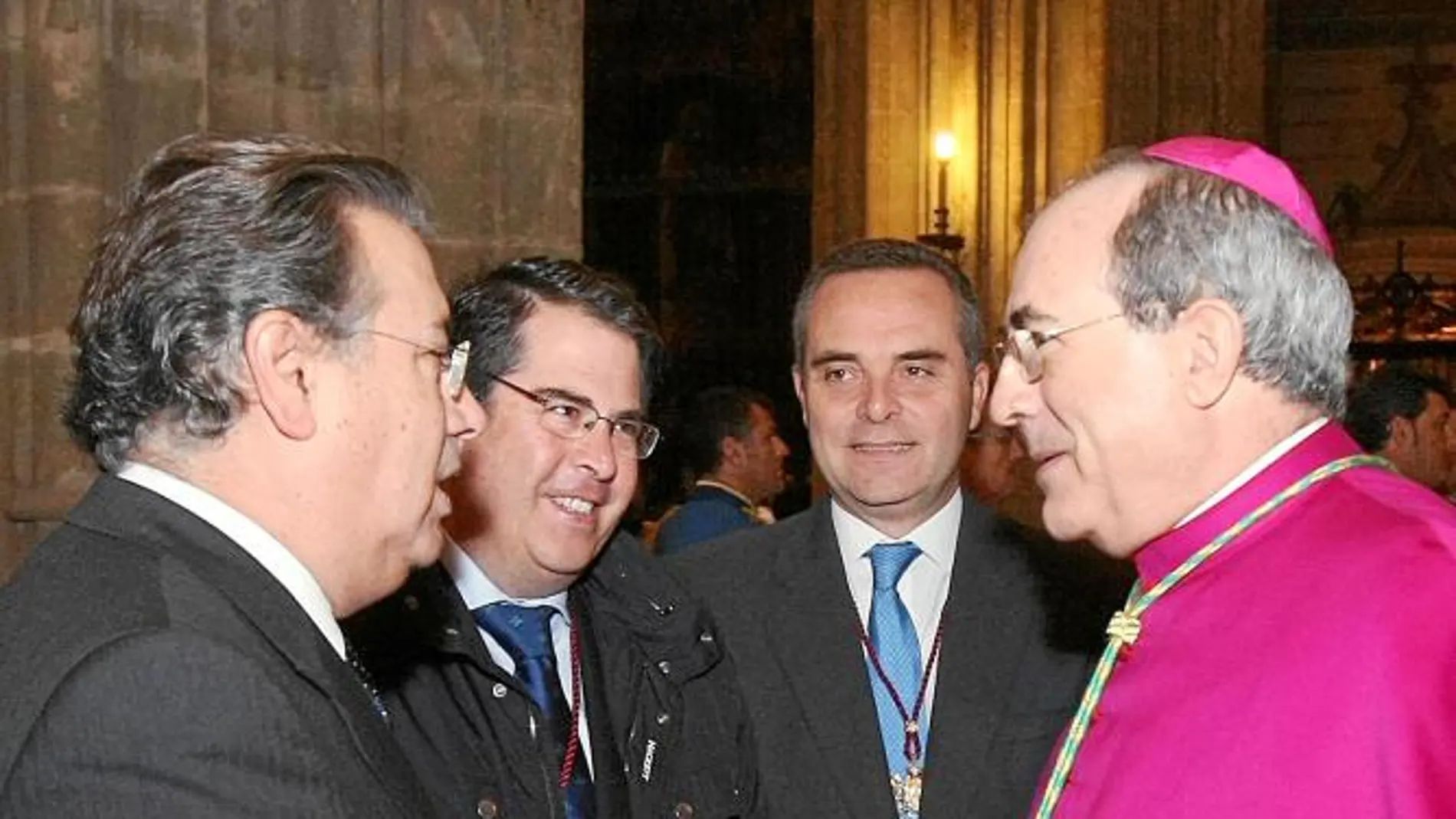 Asenjo y Zoido se saludan durante la Pontifical que presidió el arzobispo en la Catedral.