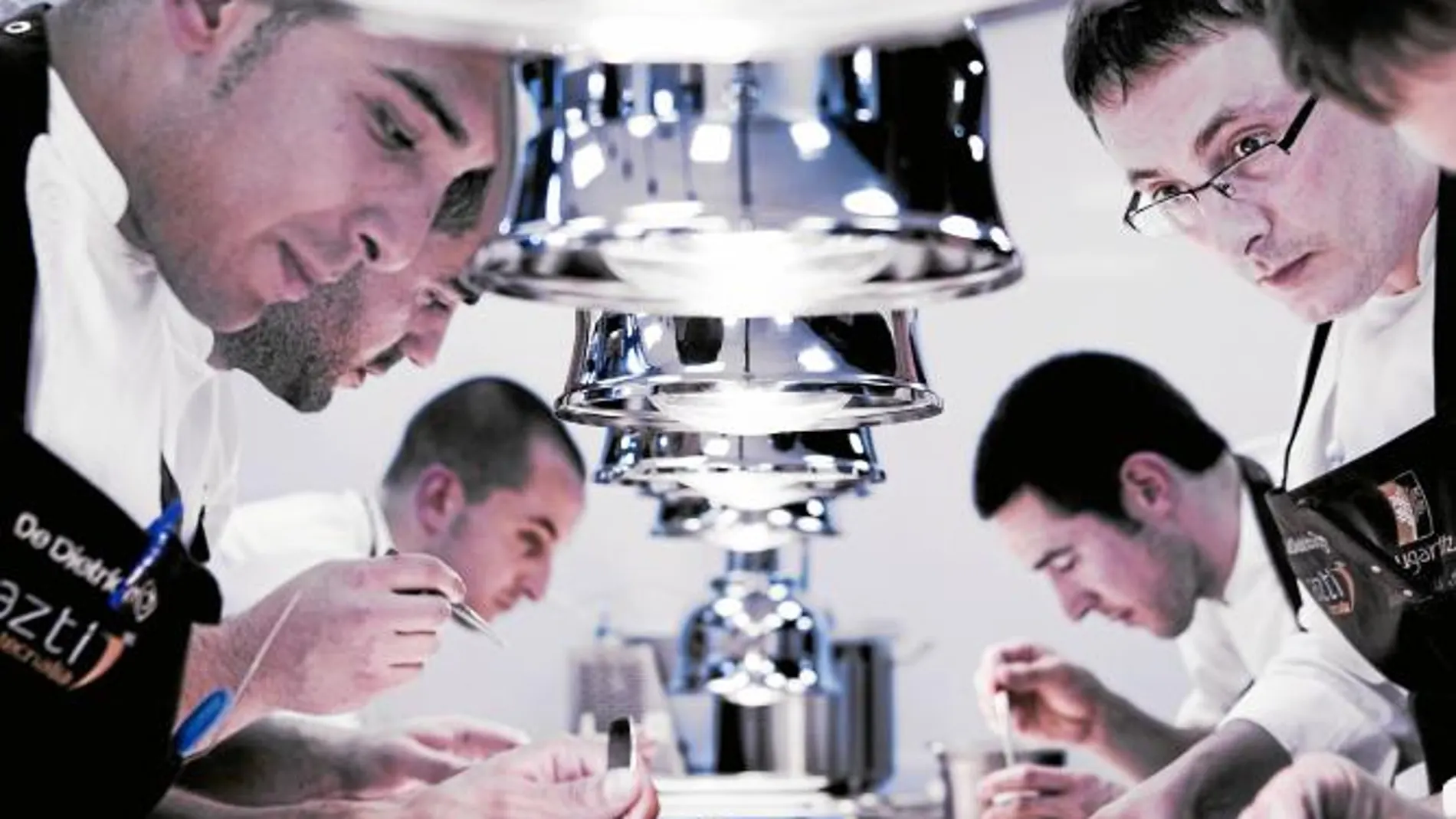Luis Aduriz, arriba a la derecha, junto a su equipo preparando un plato