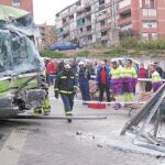 El vehículo chocó contra otro autobús a su llegada al intercambiador de Aluche. Se llevó por delante una marquesina y terminó empotrado en un pilar