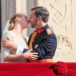 Es uno de los momentos más esperados en cualquier boda y los novios no decepcionaron. Hasta en seis ocasiones se besaron en el Palacio Ducal animados por los luxemburgueses