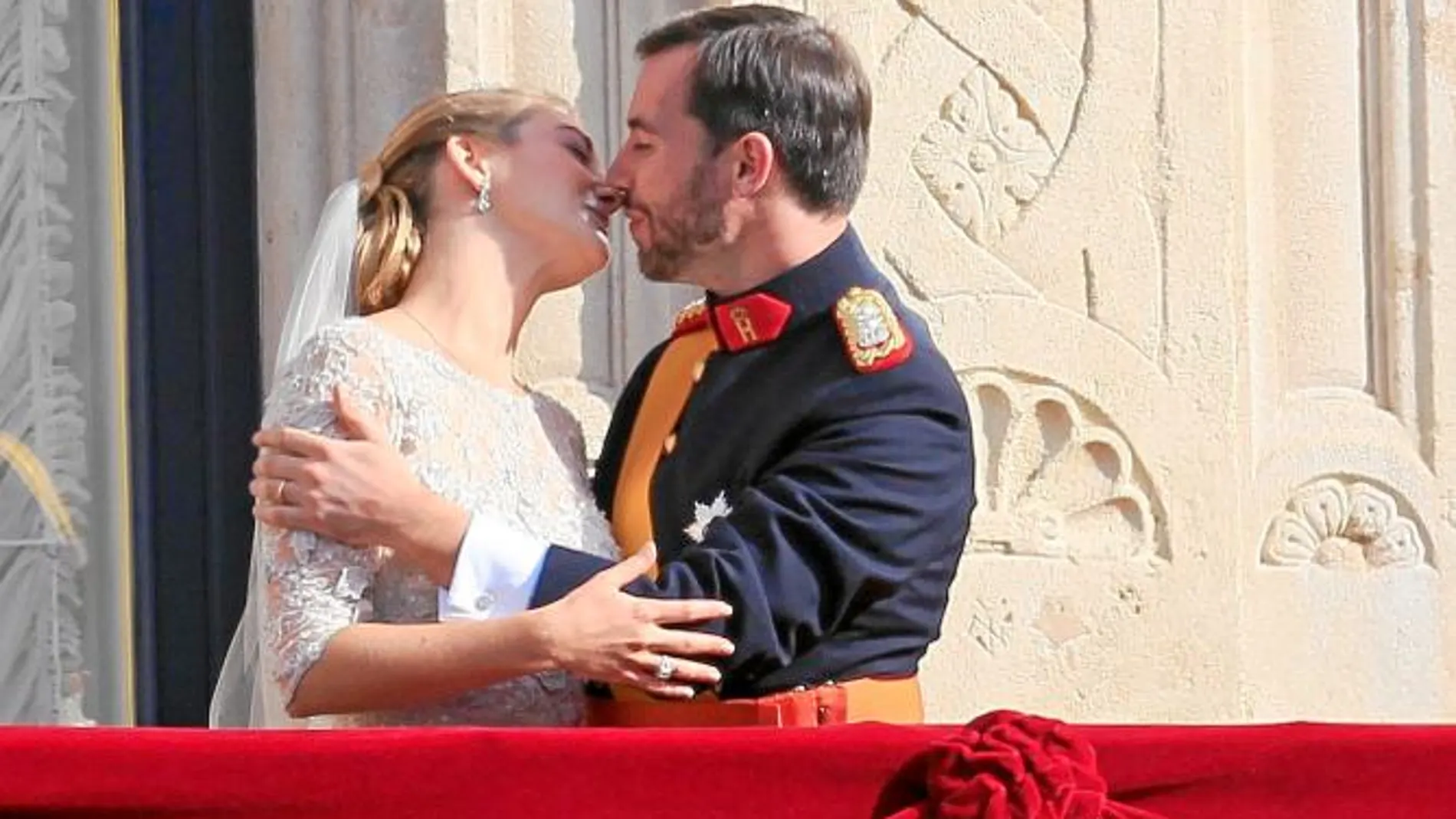 Es uno de los momentos más esperados en cualquier boda y los novios no decepcionaron. Hasta en seis ocasiones se besaron en el Palacio Ducal animados por los luxemburgueses