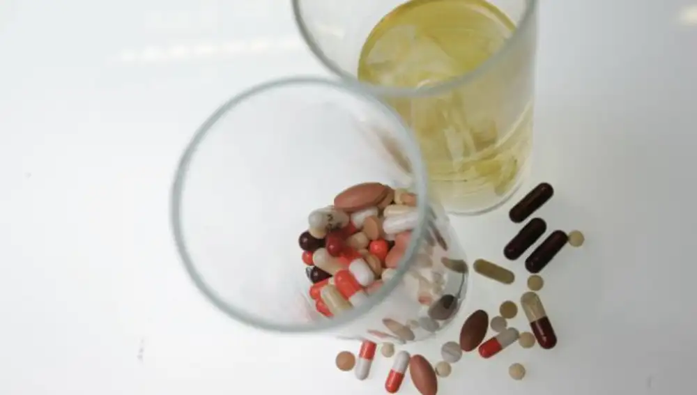 Las crisis elevan las adicciones al alcohol en hombres y a pastillas en mujeres