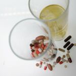 Las crisis elevan las adicciones al alcohol en hombres y a pastillas en mujeres