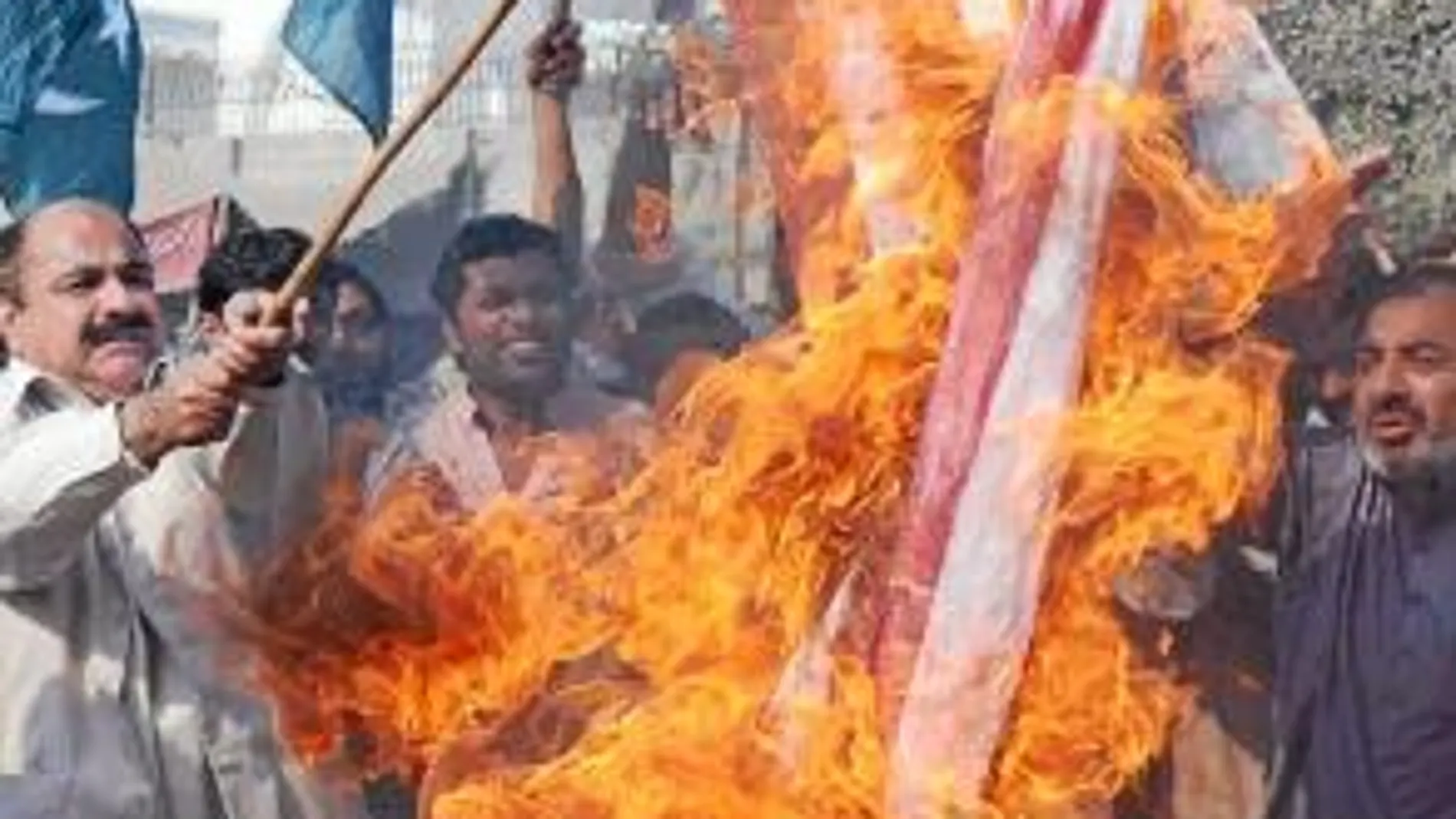 Paquistaníes queman ayer una bandera americana en Mohamand