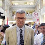 El director gerente del Instituto Catalán de Salud, Joaquim Casanovas, ayer custodiado por los Mossos d‘Esquadra ante el asedio de trabajadores sanitarios
