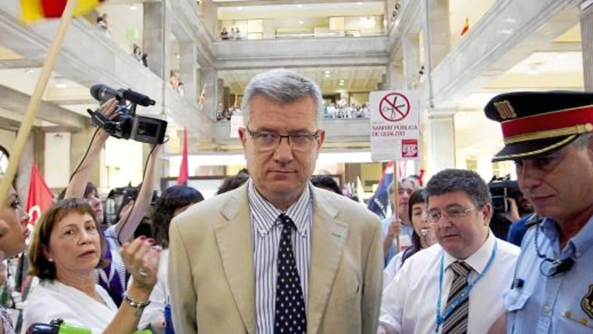 El director gerente del Instituto Catalán de Salud, Joaquim Casanovas, ayer custodiado por los Mossos d‘Esquadra ante el asedio de trabajadores sanitarios