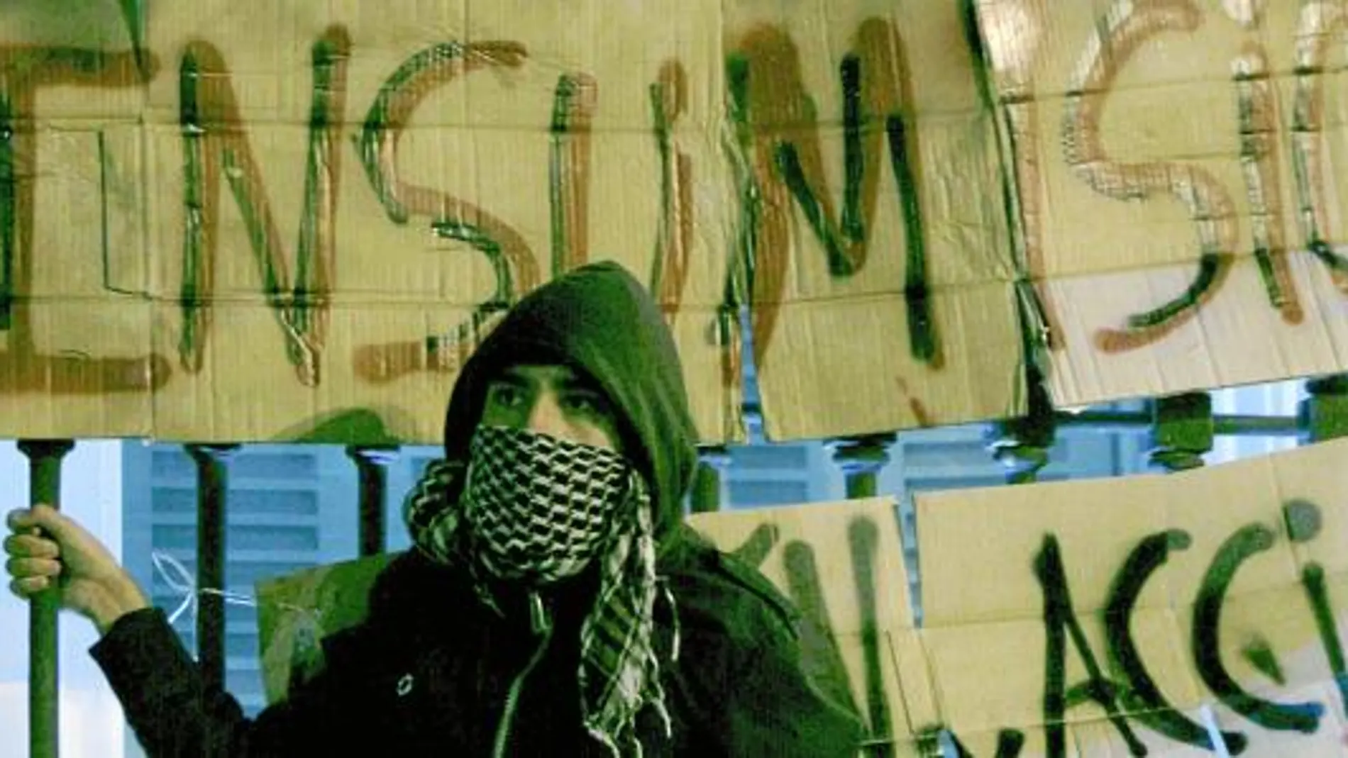 Un manifestante, con el rostro cubierto, durante una protesta reciente