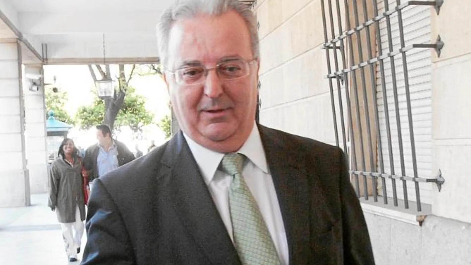 Fernández renunció a la póliza tras el escándalo
