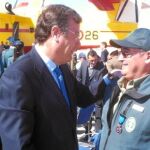 El consejero de Fomento y Medio Ambiente, Antonio Silván, conversa con uno de los brigadistas premiados