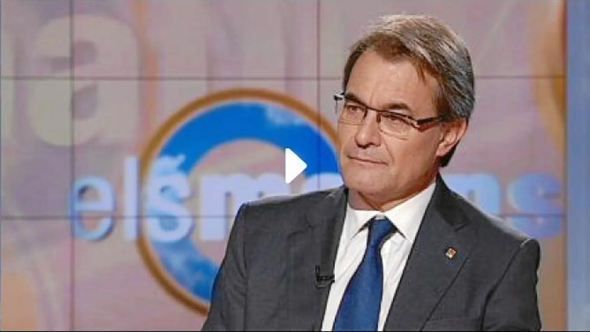 El president durante la entrevista en el programa «Àgora», en el fotograma de la izquierda, y en «Els Matins», a la derecha