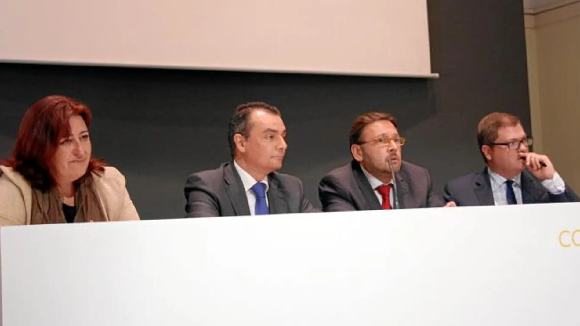 El presidente de la CEV, Salvador Navarro, junto a los representantes del principales organizaciones hosteleras