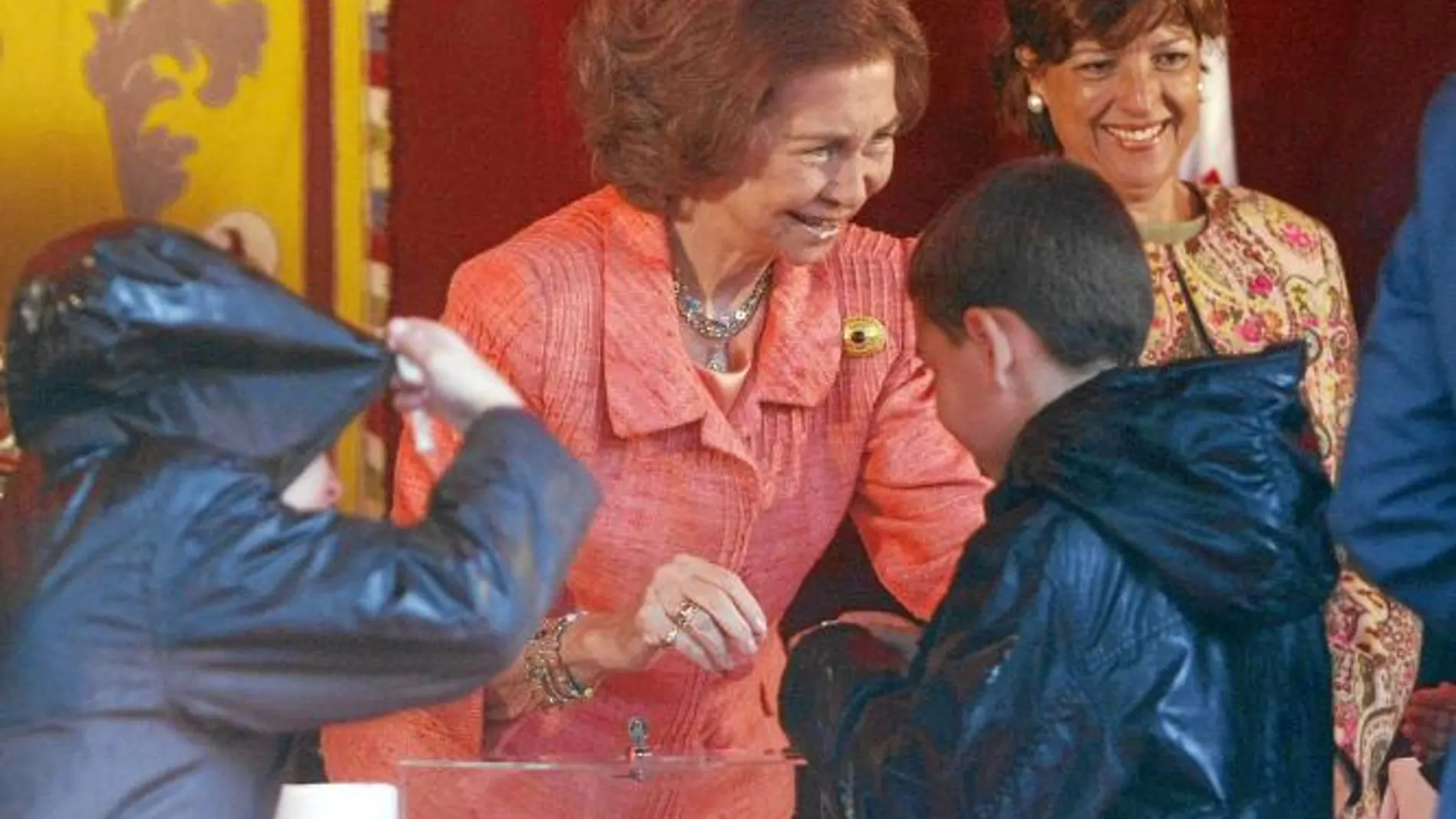 La Reina, ayer en Madrid. A la dcha., los Príncipes de Asturias