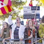 Unos 300 delegados sindicales de CC OO, UGT, Catac, Satse y MC se manifestaron ayer ante el Parlamento catalán contra los recortes sanitarios