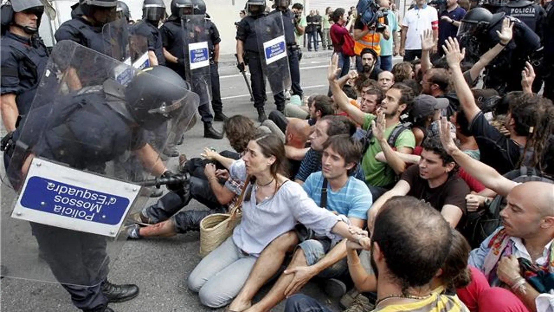 Mossos d'Esquadra increpan a los acampados