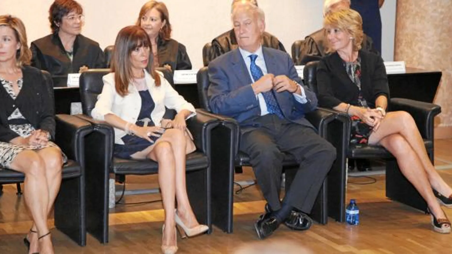 Regina Plañiol, Dolores Carrión, Juan José Echeverría y Esperanza Aguirre, ayer, durante el acto de apertura del Año Judicial 2012