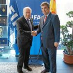 El presidente de la FIFA, Joseph Blatter, recibió a Miguel Cardenal