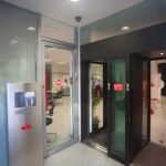 Oficina del Santander en la calle Marcelo Usera donde han atracado a traves de la red de alcantarillas