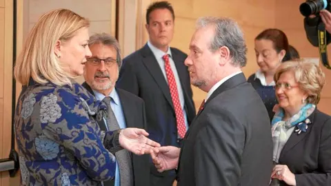 Pilar del Olmo dialoga con José Francisco Martín y José María González, antes de comenzar su intervención
