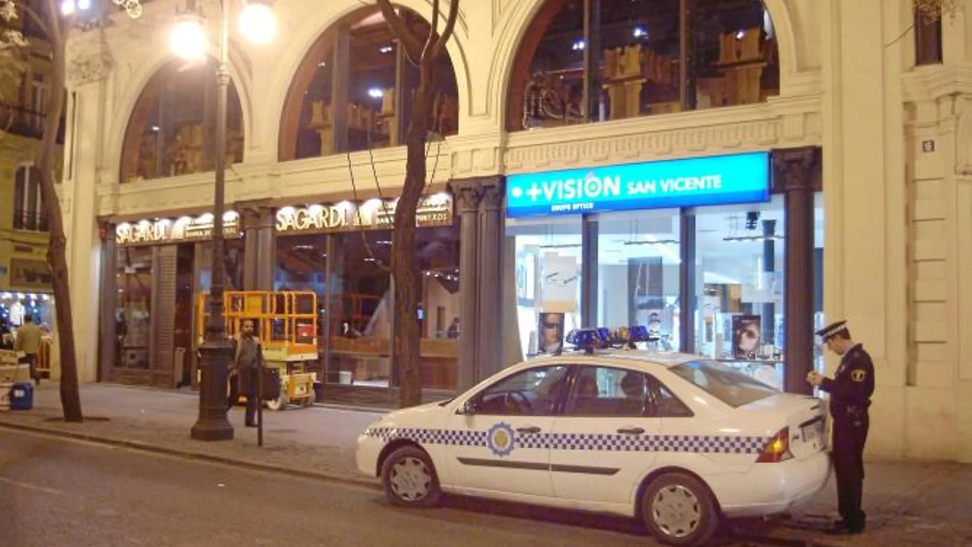 Un policía local preparado para realizar un control en las calles de Valencia