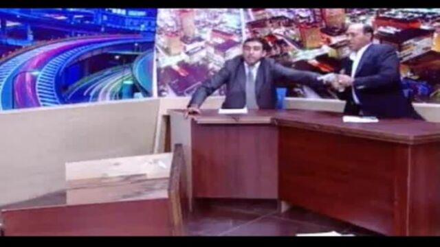 Un legislador jordano amenaza a su adversario con un arma en un debate televisivo