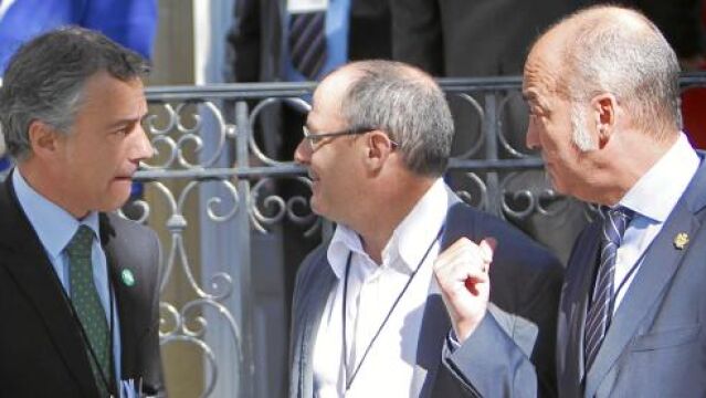 El presidente del PNV, Iñigo Urkullu, saluda al Martin Garitano y Juan Carlos Izaguirre, momentos antes de iniciarse la «conferencia de paz» del pasado lunes