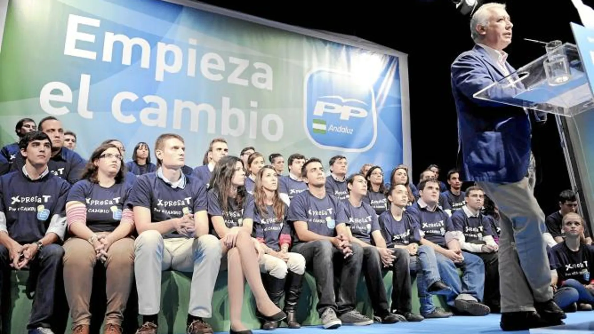 El presidente del PP-A, Javier Arenas, se mostró optimista sobre la posibilidad de revertir la situación económica de Andalucía