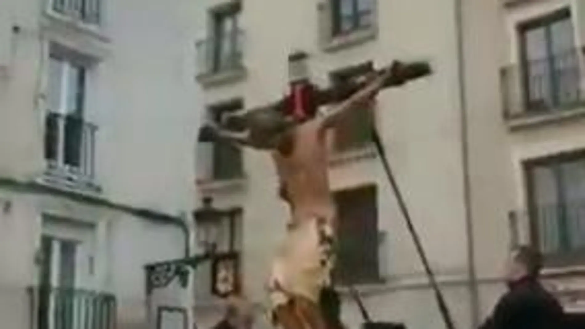 El Cristo de las Gotas de Burgos justo antes de precipitarse