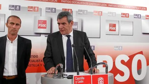 Los líderes socialistas Julio Villarrubia y Julio López, atienden a los medios de comunicación, ayer, en la sede regional del partido, en Valladolid