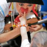 Payasos profesionales animan la vida de los pequeños pacientes y les ayudan a desdramatizar su estancia hospitalaria