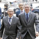 Gallardón y Pedro Yúfera ante el Colegio de Abogados de Barcelona