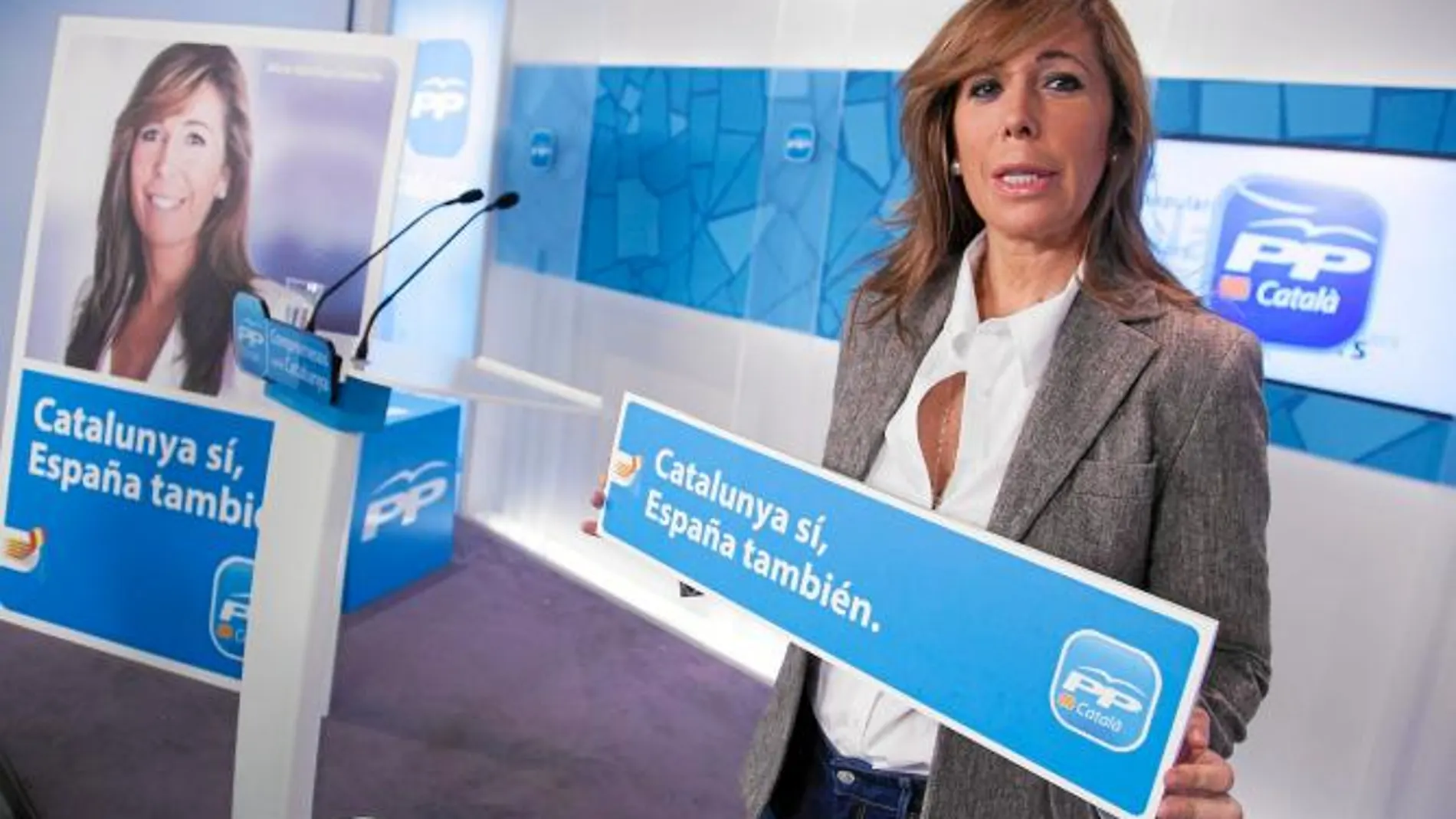Alicia Sánchez-Camacho muestra el lema de la campaña del PP