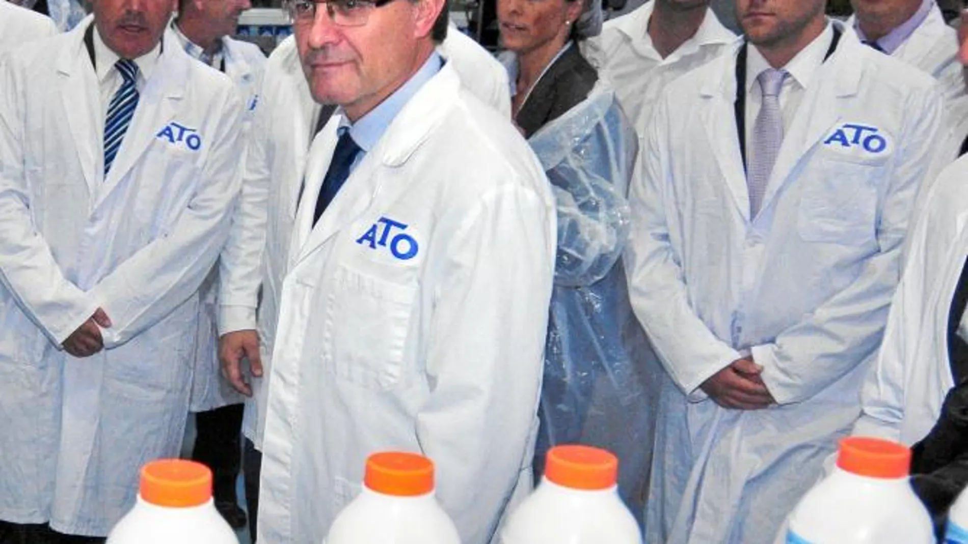 Artur Mas, ayer durante la visita a una fabrica de leche