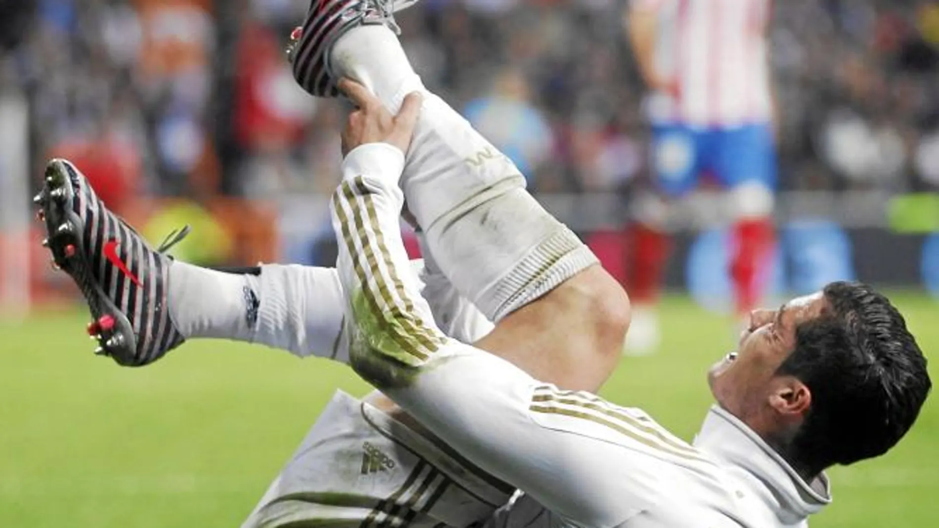 Cristiano Ronaldo se agarra el tobillo izquierdo tras la entrada de Perea