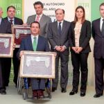 El consejero de Economía, Tomás Villanueva, Lorenzo Amor y Soraya Mayo, con los mejores autónomos del año