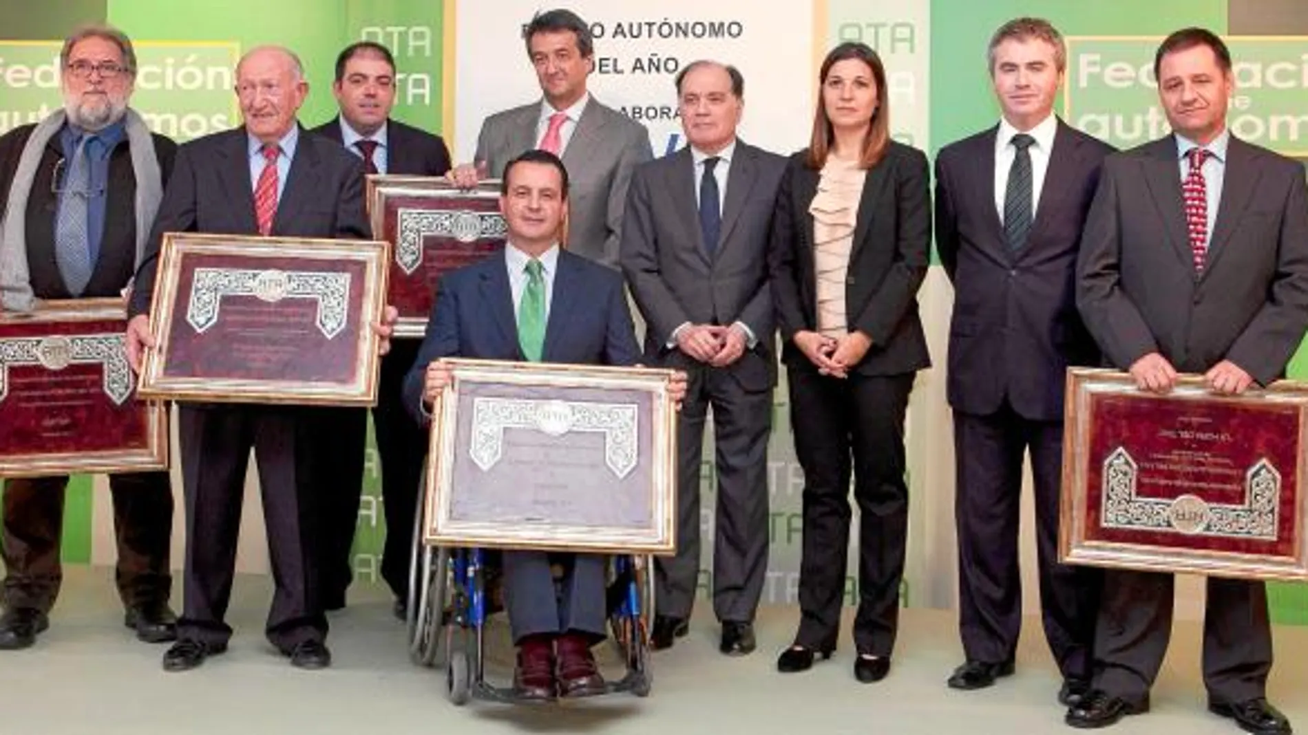 El consejero de Economía, Tomás Villanueva, Lorenzo Amor y Soraya Mayo, con los mejores autónomos del año