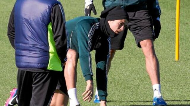 Mourinho observa con atención el trabajo de Cristiano y Pepe durante el entrenamiento, ayer en Valdebebas