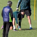 Mourinho observa con atención el trabajo de Cristiano y Pepe durante el entrenamiento, ayer en Valdebebas