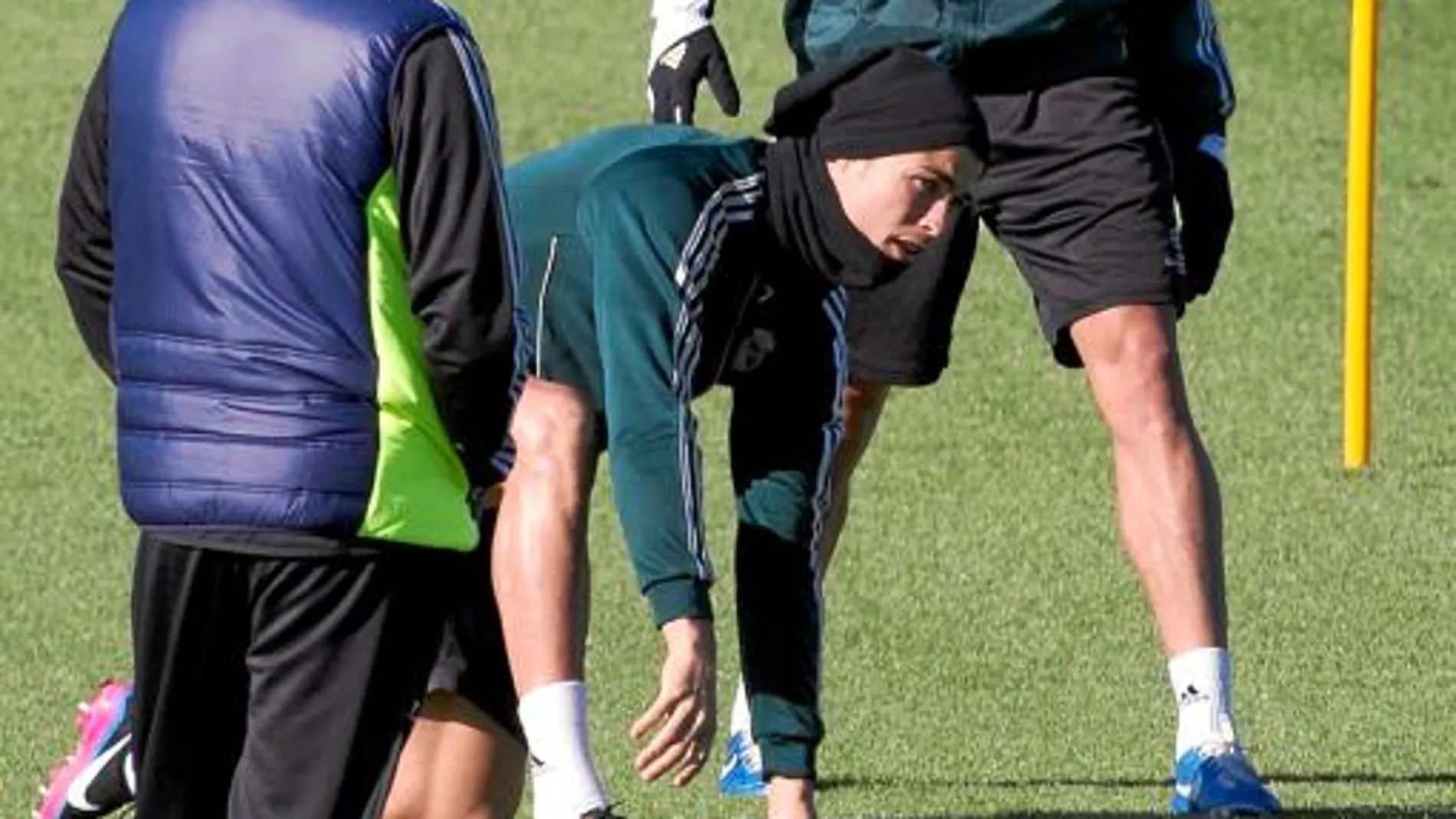 Mourinho observa con atención el trabajo de Cristiano y Pepe durante el entrenamiento, ayer en Valdebebas