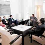 La alcaldesa de Cartagena, Pilar Barreiro, junto a la junta directiva de COEC