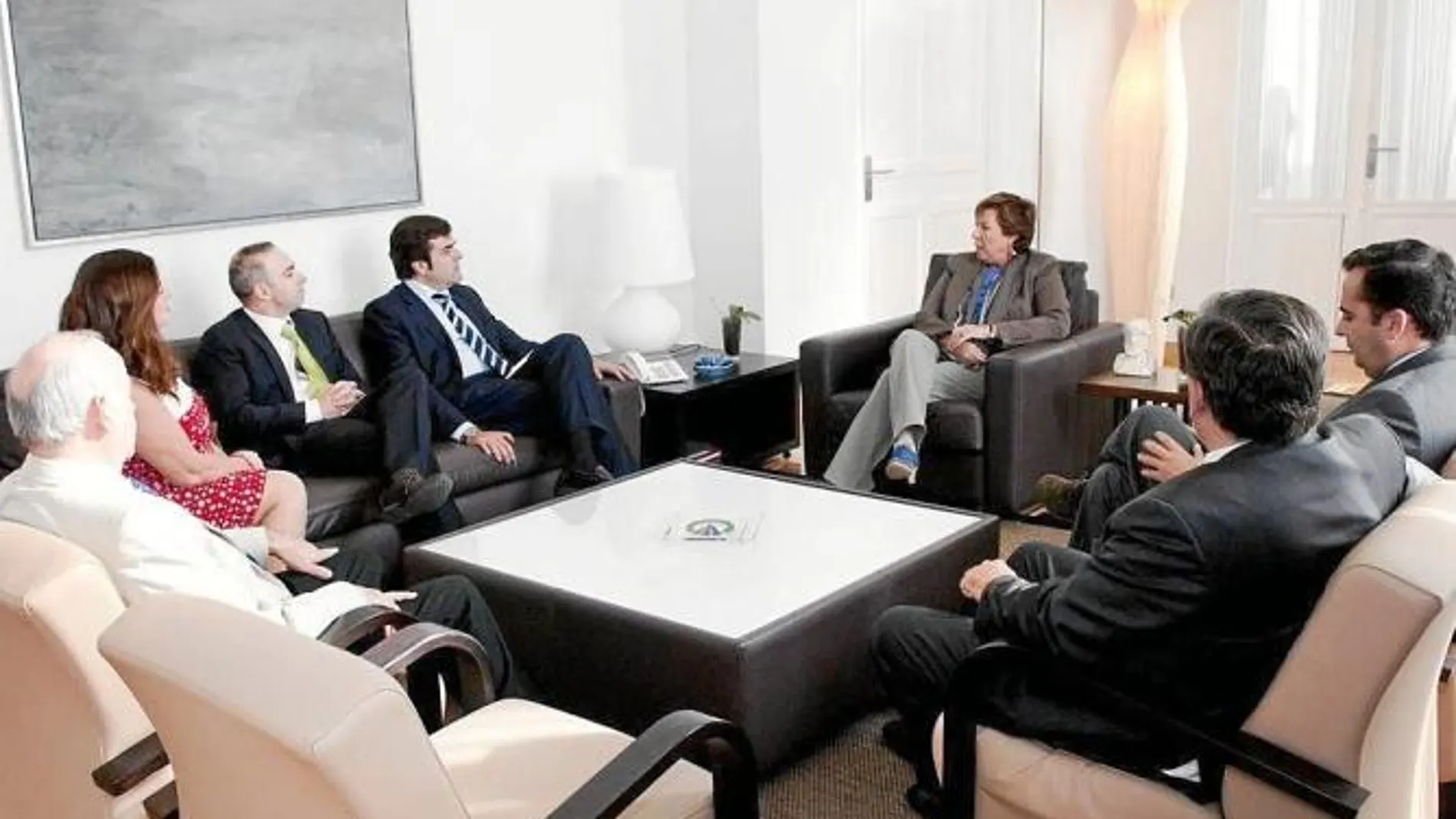 La alcaldesa de Cartagena, Pilar Barreiro, junto a la junta directiva de COEC