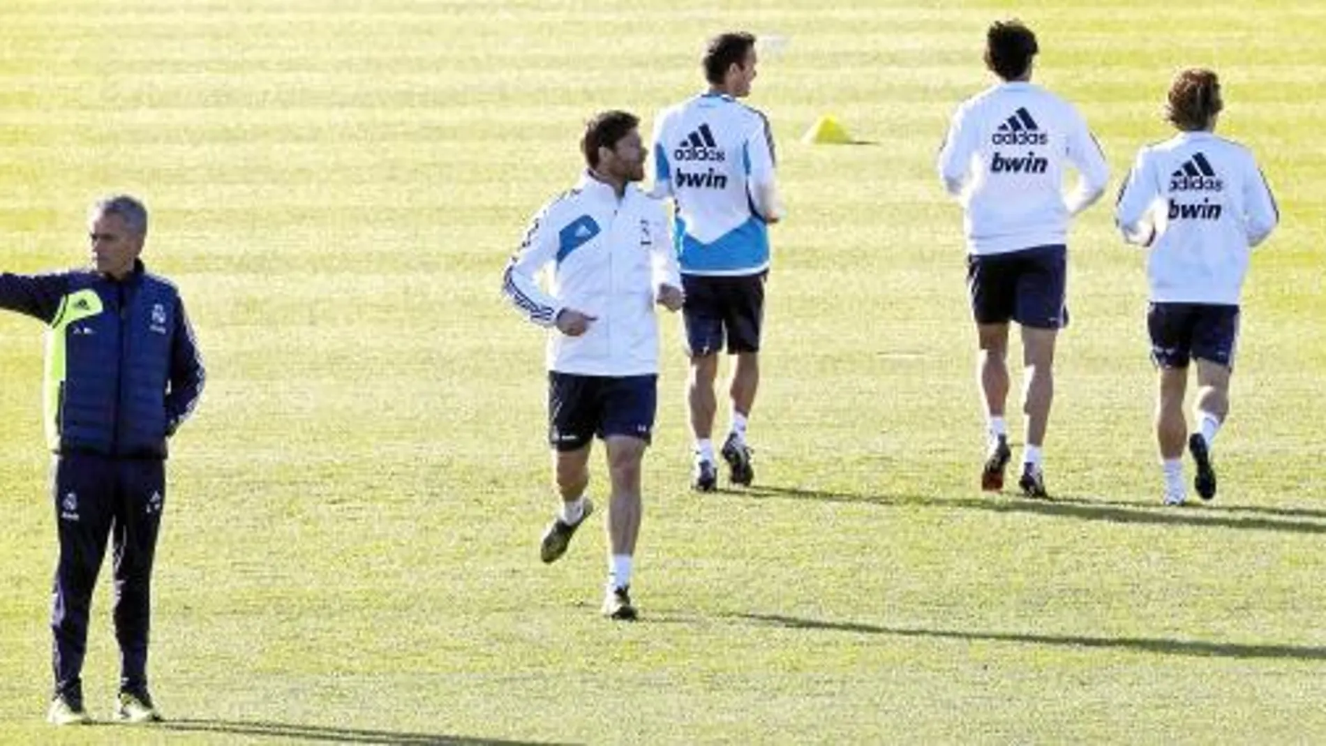 Mourinho dirige el entrenamiento del Real Madrid