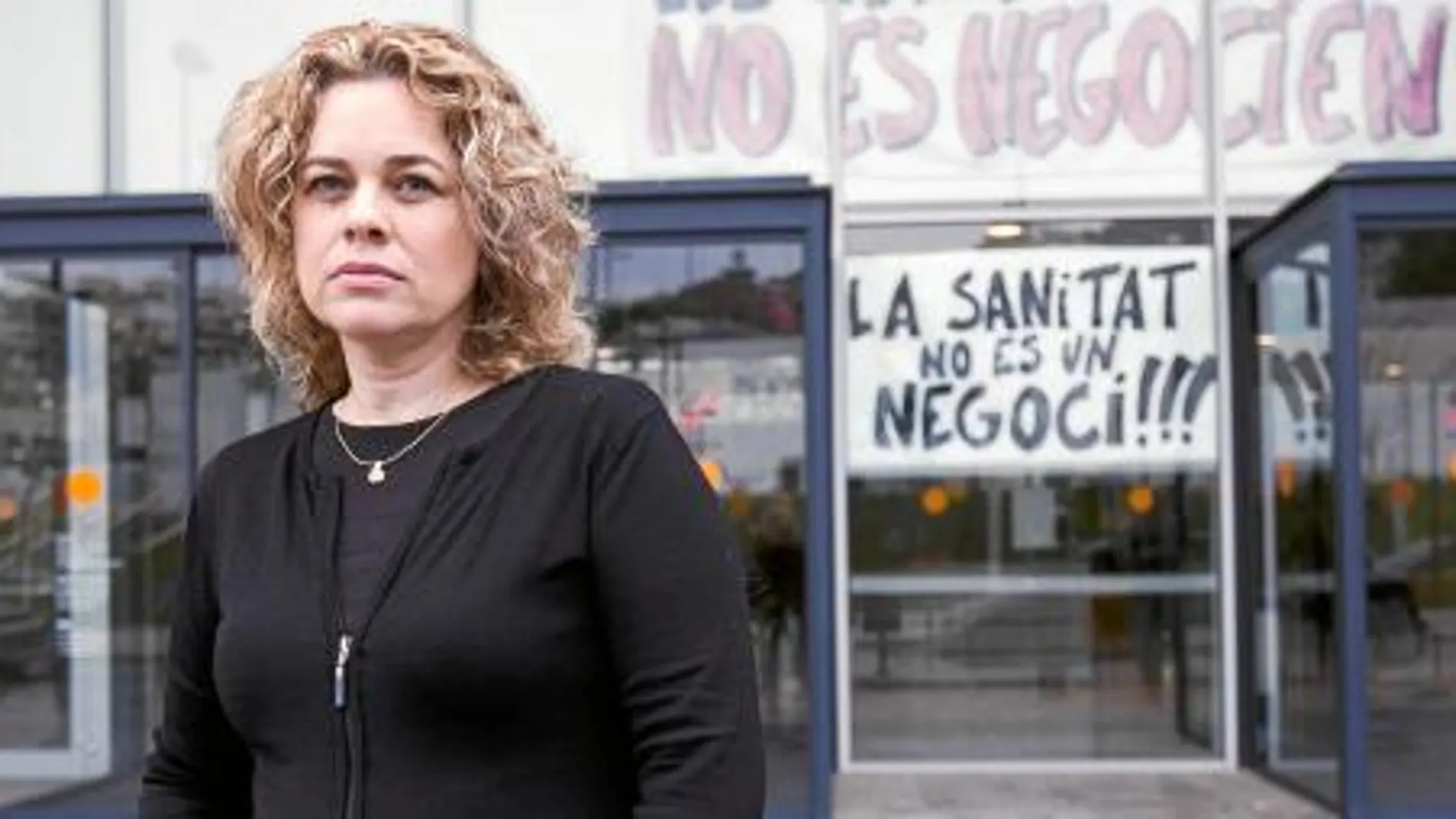«Mi madre murió tras pasar nueve horas en Urgencias del Hospital Sant Pau. No es normal esperar tanto», asegura Consuelo Muñoz. El Hospital asegura que atendió a la paciente «de inmediato».
